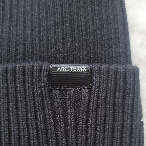Arc’teryx Skaha Toque Black Lightweight Rib Knit Beanie Hat - Picture 3 of 4